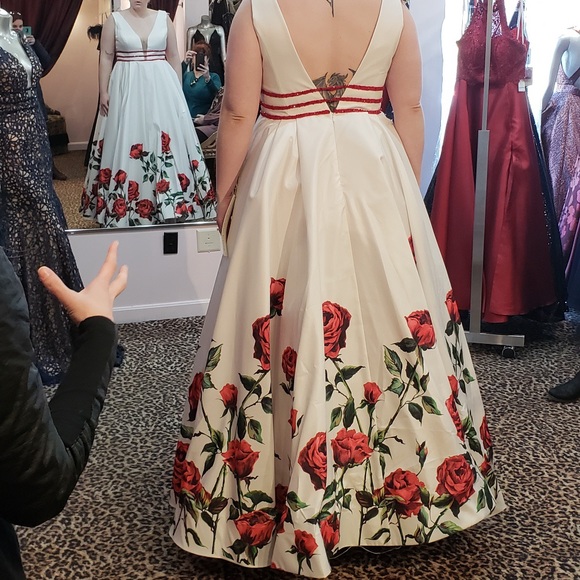 Unused wedding dress/ formal /prom - Picture 4 of 6